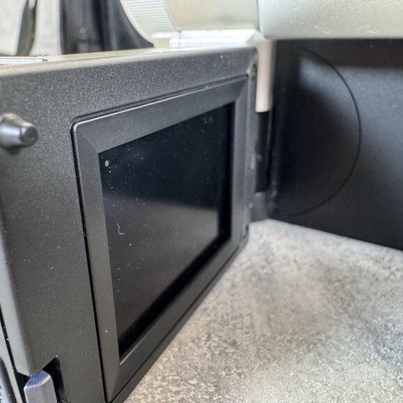 Hitachi VM-E575LE Video Camera - Picture 5 of 16